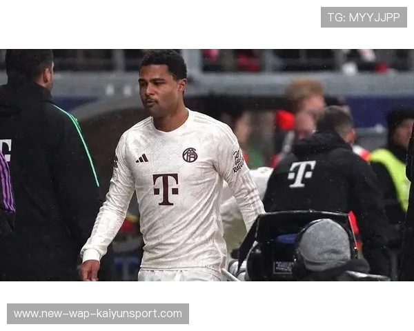 拜仁边路突破制造混乱，格纳布里再添一记头槌